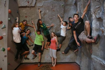 Schüler in der Kletterwand