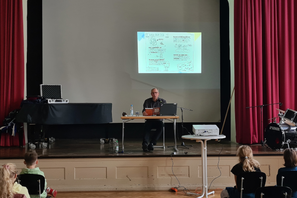 Vorlesen in der Aula