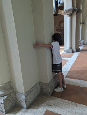 S&auml;ulen-Umarmung