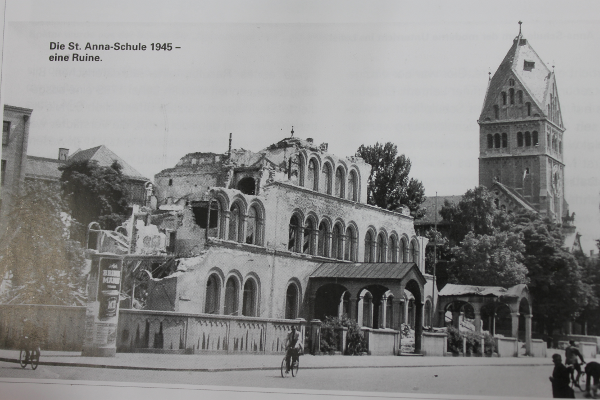 Schulhaus nach dem Nachtangriff